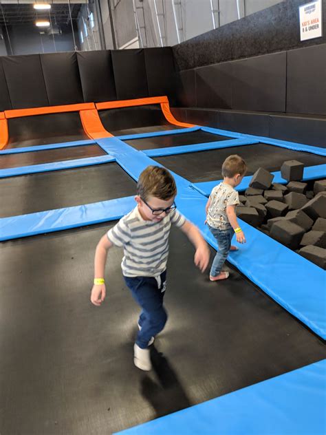 Airborne lindon - Mon-Thursday: 3pm-9pm open jump (all ages), Friday: 12pm-11pm open jump, Saturday: 10am-11pm open jump (all ages), Closed Sundays. Entrance Fee (s) …